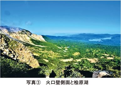 写真3 火山壁側面と檜原湖