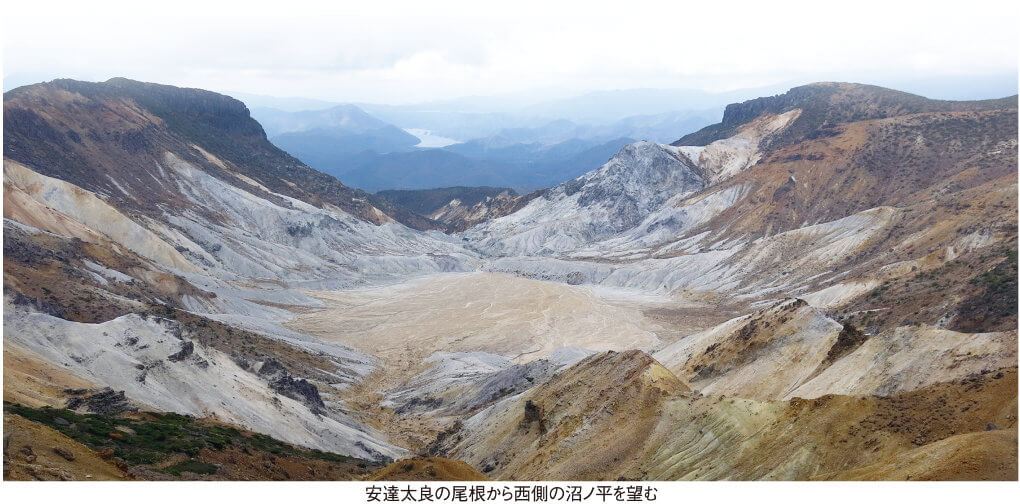 安達太良の尾根から西側の沼ノ平を望む