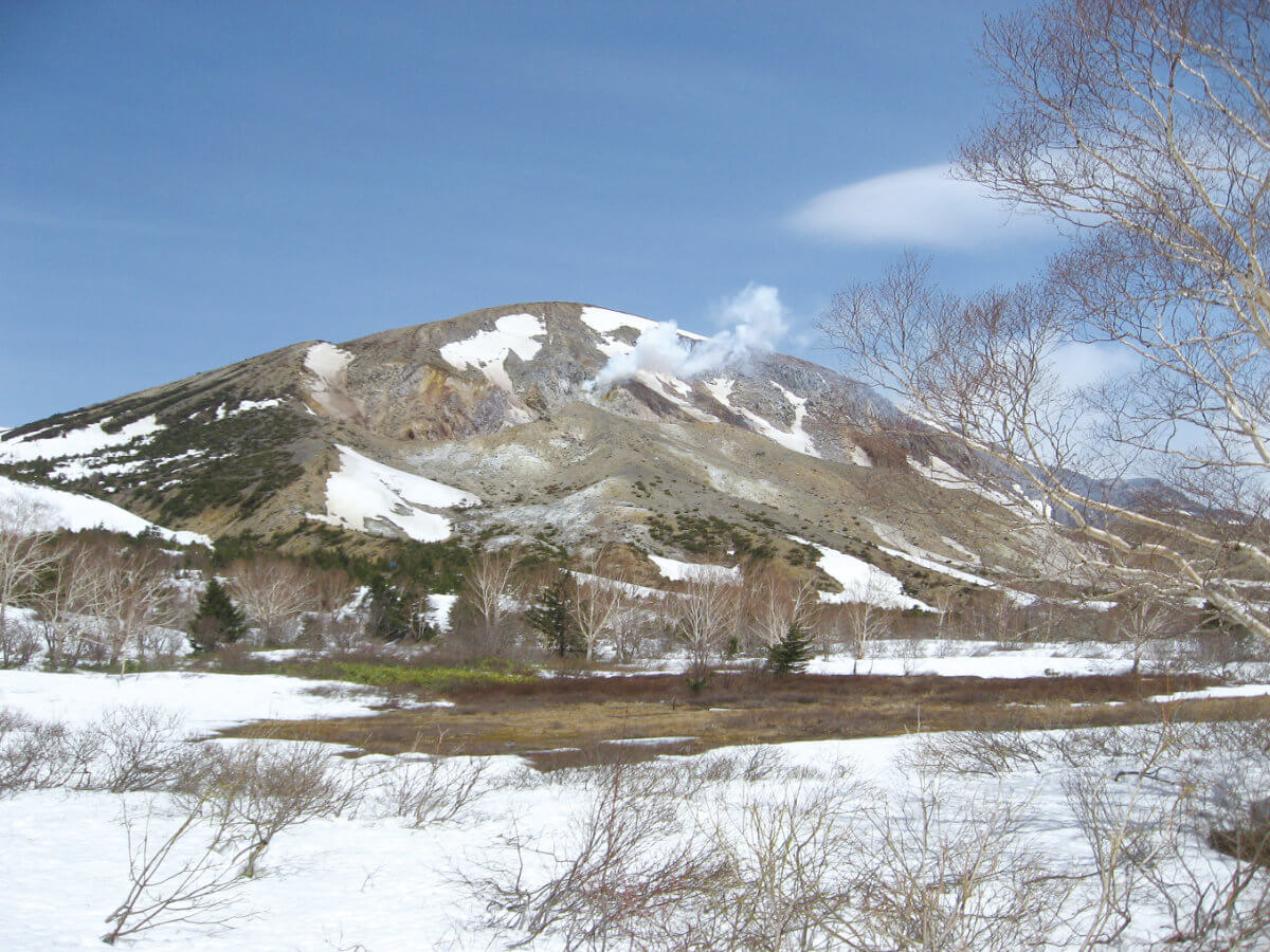 撮影地／福島県福島市『一切経山南東側から望む大穴火口』 撮影者／佐藤　正基